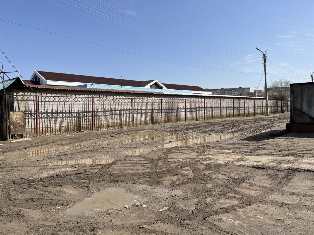 Гостей Астрахани неприятно удивили остатки аллеи, ведущей к театру — фото 1