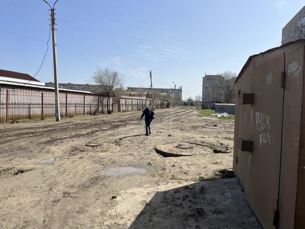 Гостей Астрахани неприятно удивили остатки аллеи, ведущей к театру — фото 2