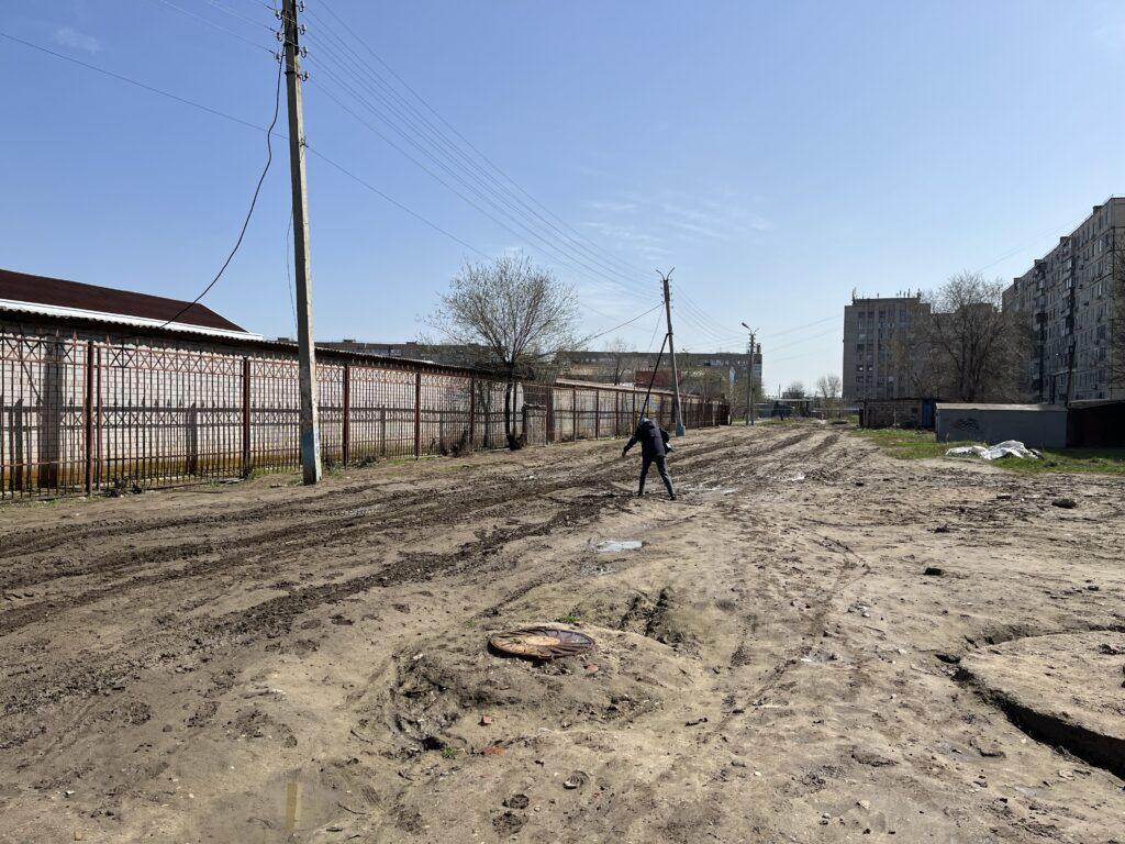 Гостей Астрахани неприятно удивили остатки аллеи, ведущей к театру — фото 3