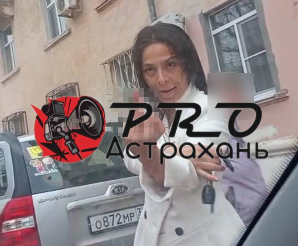 Неадекватная астраханка с георгиевской ленточкой на груди начала бросаться на чужое авто