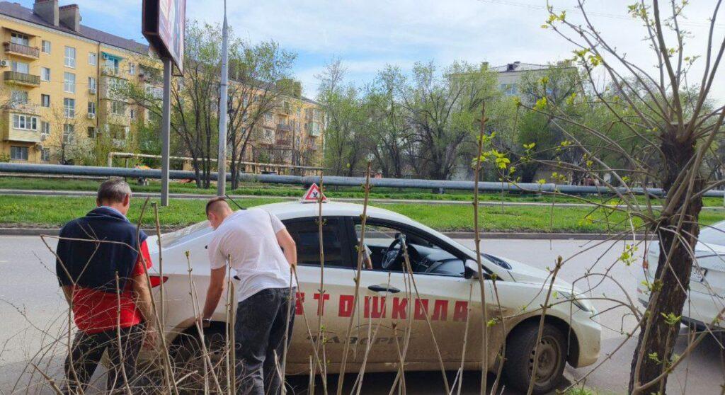 Астраханцы устали от учебных машин, занимающих всю улицу Николая Островского