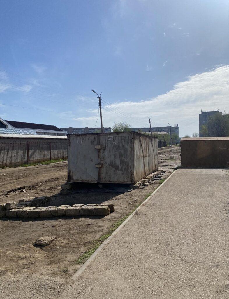 Гостей Астрахани неприятно удивили остатки аллеи, ведущей к театру — фото 8