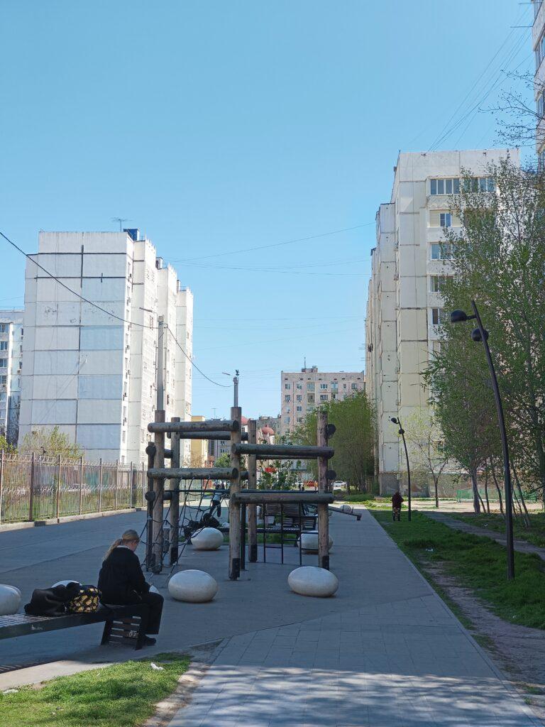 Гостей Астрахани неприятно удивили остатки аллеи, ведущей к театру — фото 15