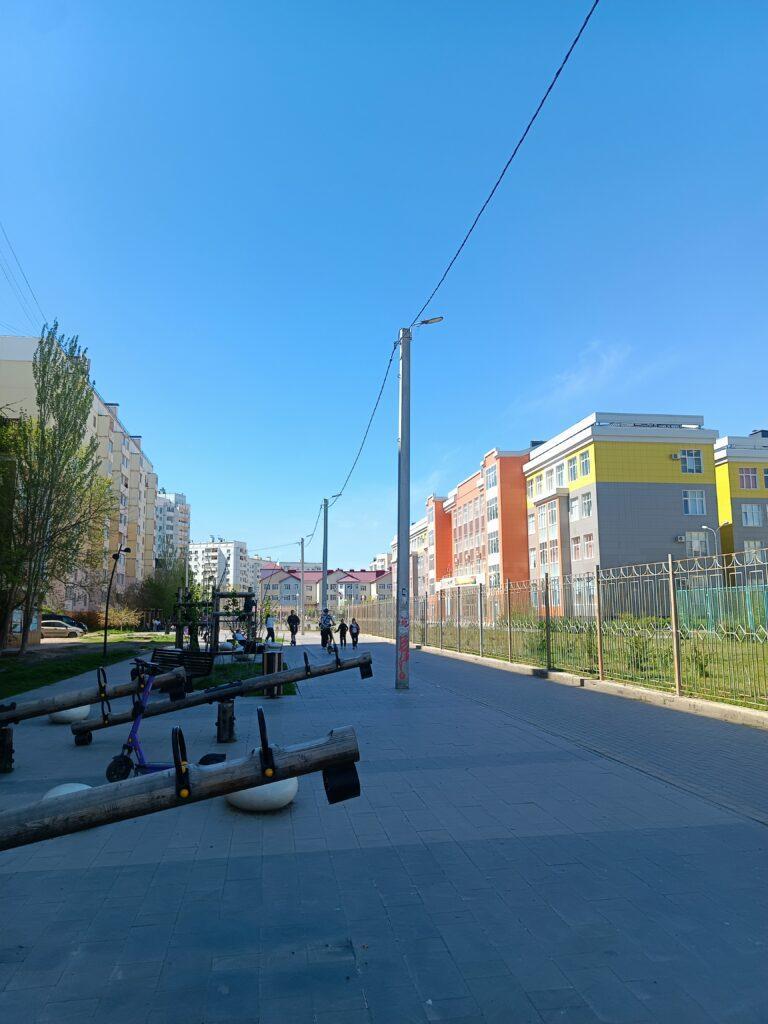 Гостей Астрахани неприятно удивили остатки аллеи, ведущей к театру — фото 14