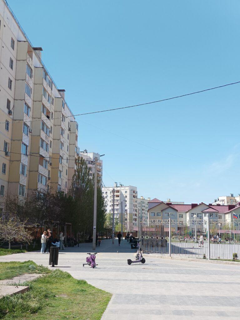 Гостей Астрахани неприятно удивили остатки аллеи, ведущей к театру — фото 13