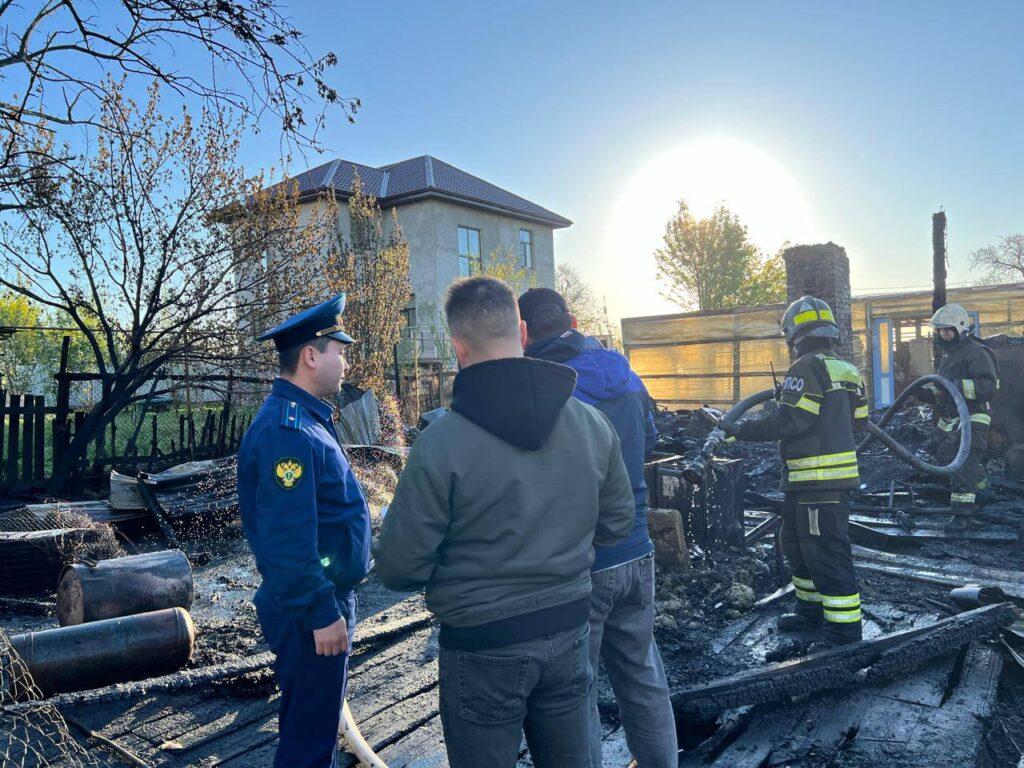 В Астрахани уточняют подробности гибели пятерых детей при пожаре