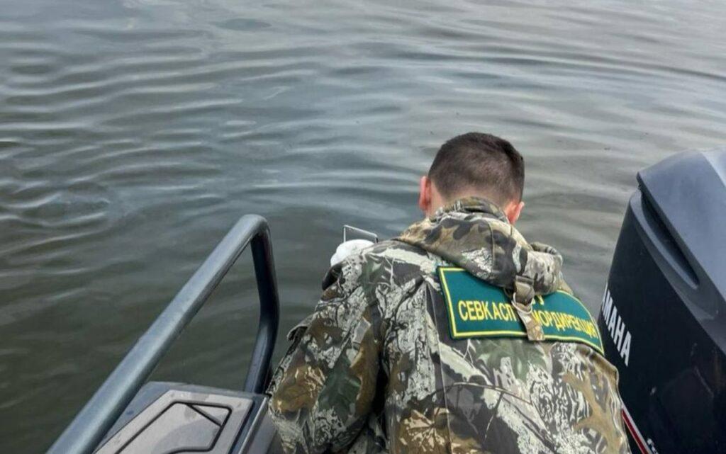 Нефтепятно на 160 «квадратов» обнаружили на астраханском водоеме
