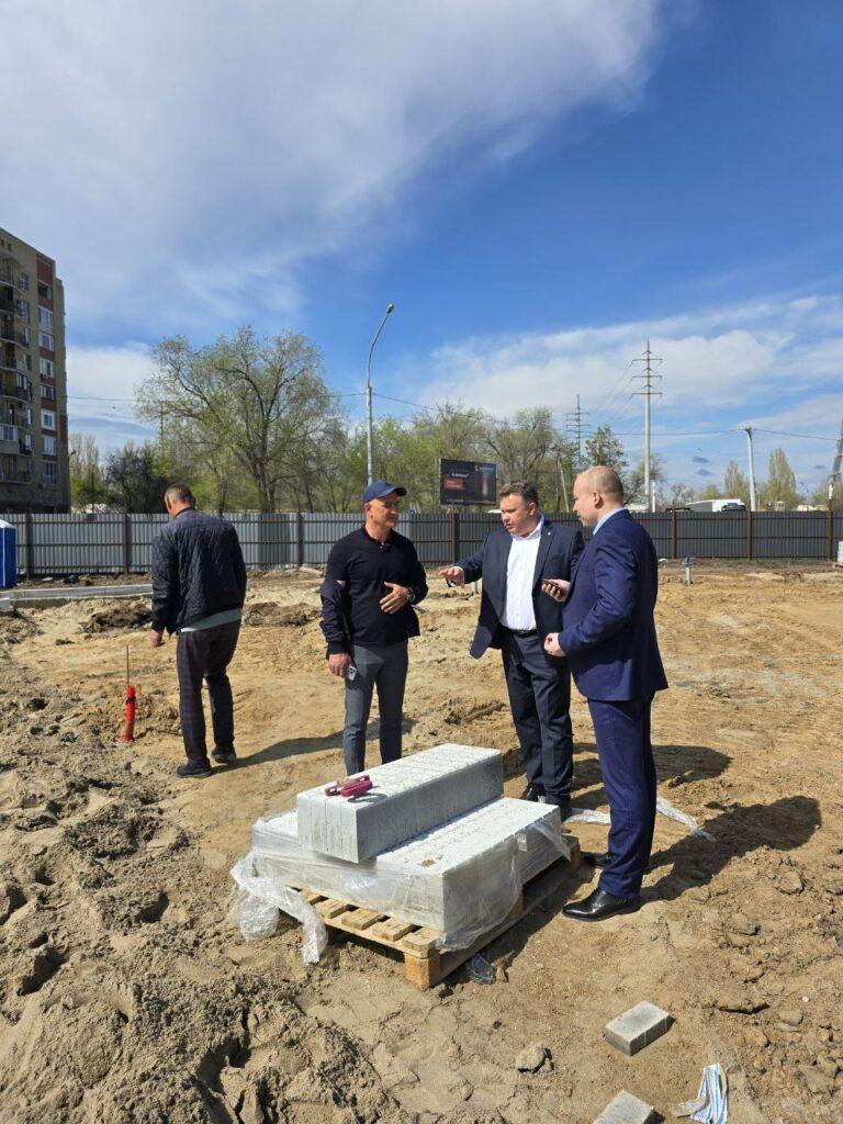 Установку стелы «Астрахань — город трудовой доблести» могут начать уже на следующей неделе — фото 1