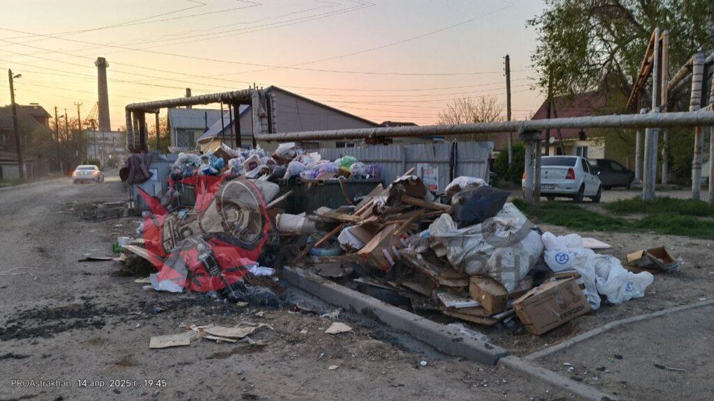 Астраханская улица вновь превращается в одну сплошную свалку — фото 1