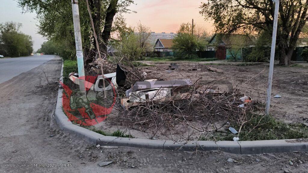Астраханская улица вновь превращается в одну сплошную свалку — фото 2