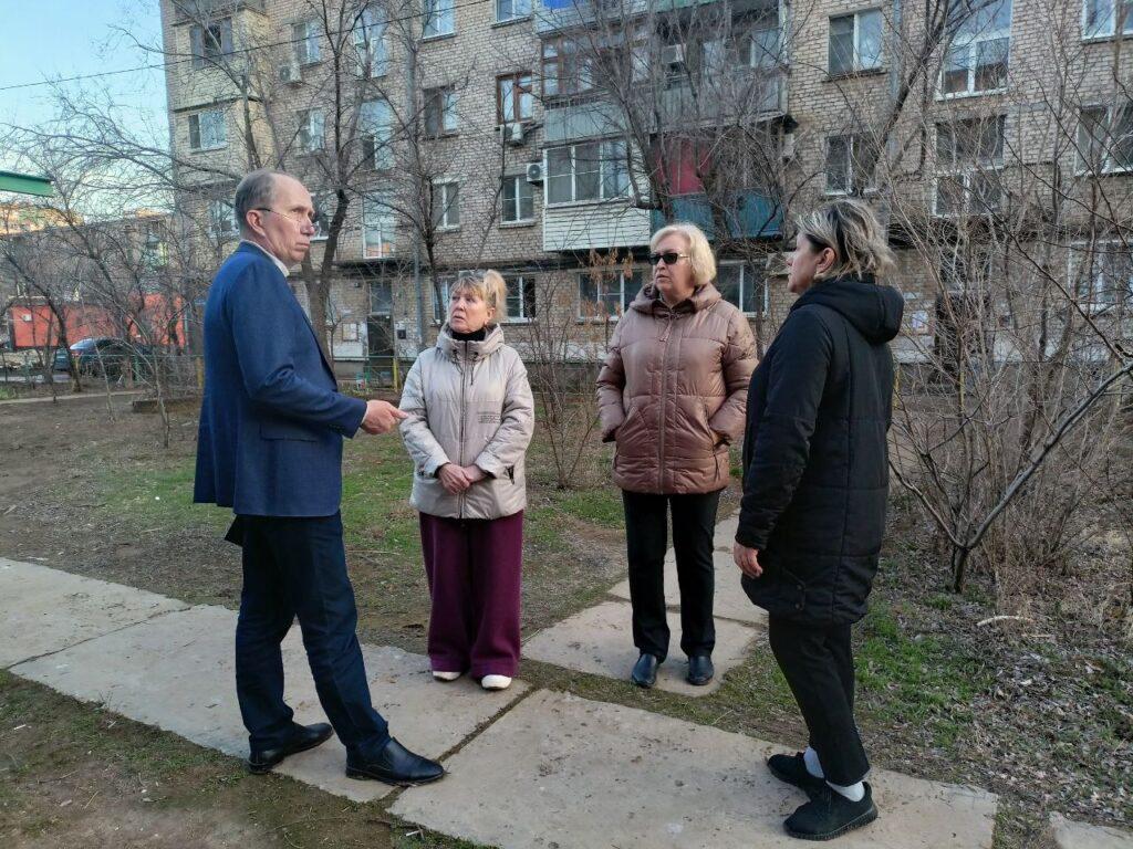 Жители Военного городка пожаловались председателю Гордумы на мусор и опиловку