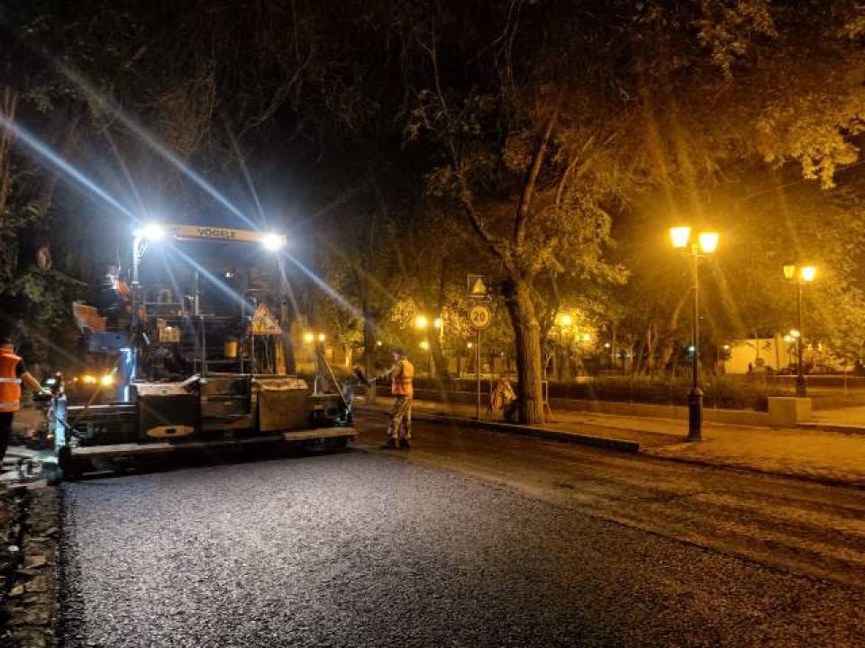 В Астрахани ночью появляется новый асфальт