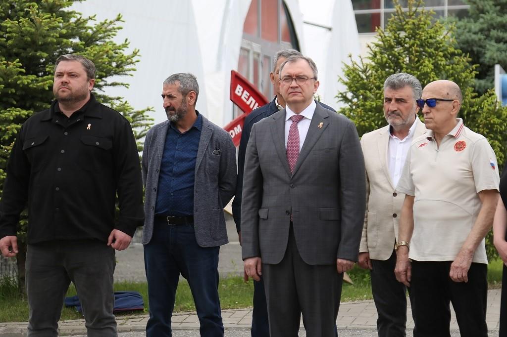 В Астрахани открыли стелу в честь спортсменов-фронтовиков — фото 2