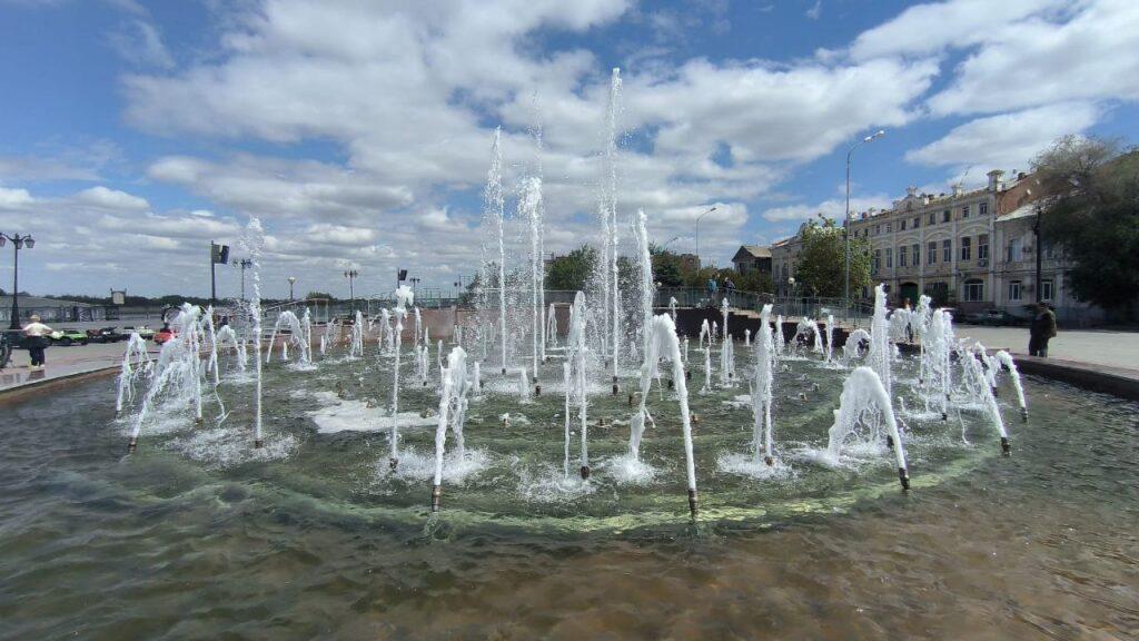 В Астрахани заработали городские фонтаны
