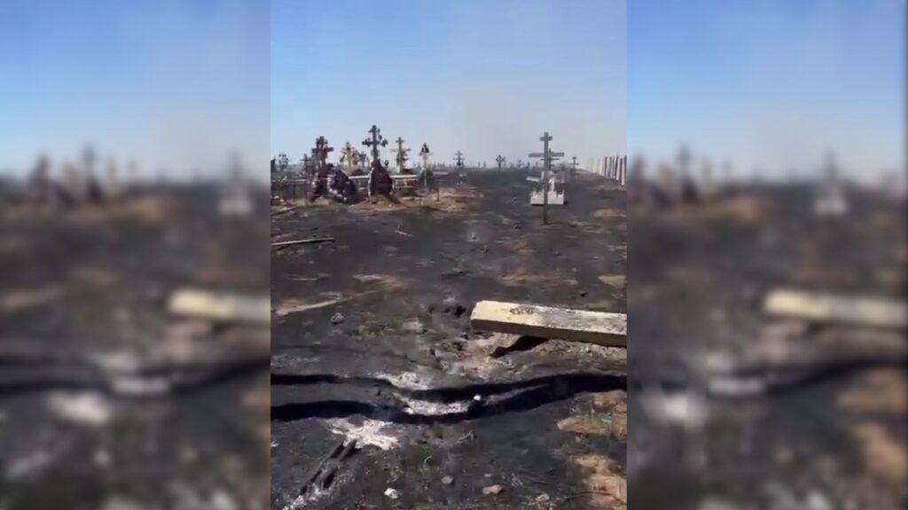 Невозможно опознать могилы: крупный пожар уничтожил два сектора на астраханском кладбище