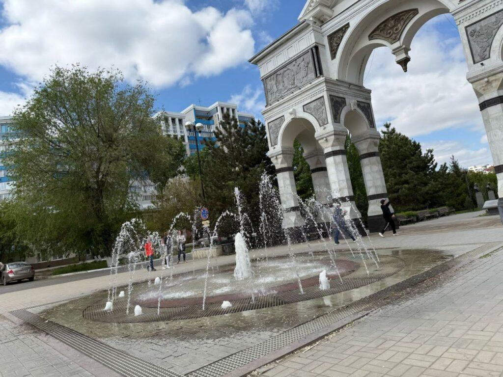 В Астрахани заработали городские фонтаны — фото 3