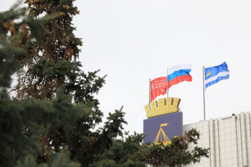 На здании администрации города Тюмени в преддверии 9 Мая развевается Знамя Победы.
