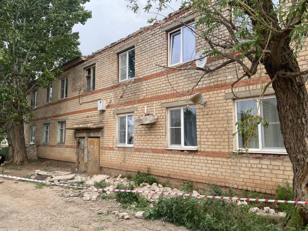 В Ахтубинске обрушилась часть жилого дома — фото 1