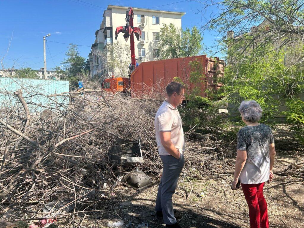Виктор Репин помог убрать свалку на улице Дуровинского