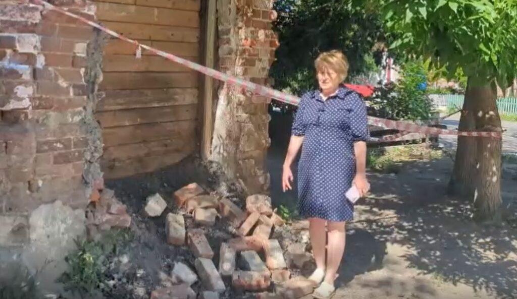 Ветеран ВОВ и многодетная мать вынуждены выживать в аварийном доме в Астрахани