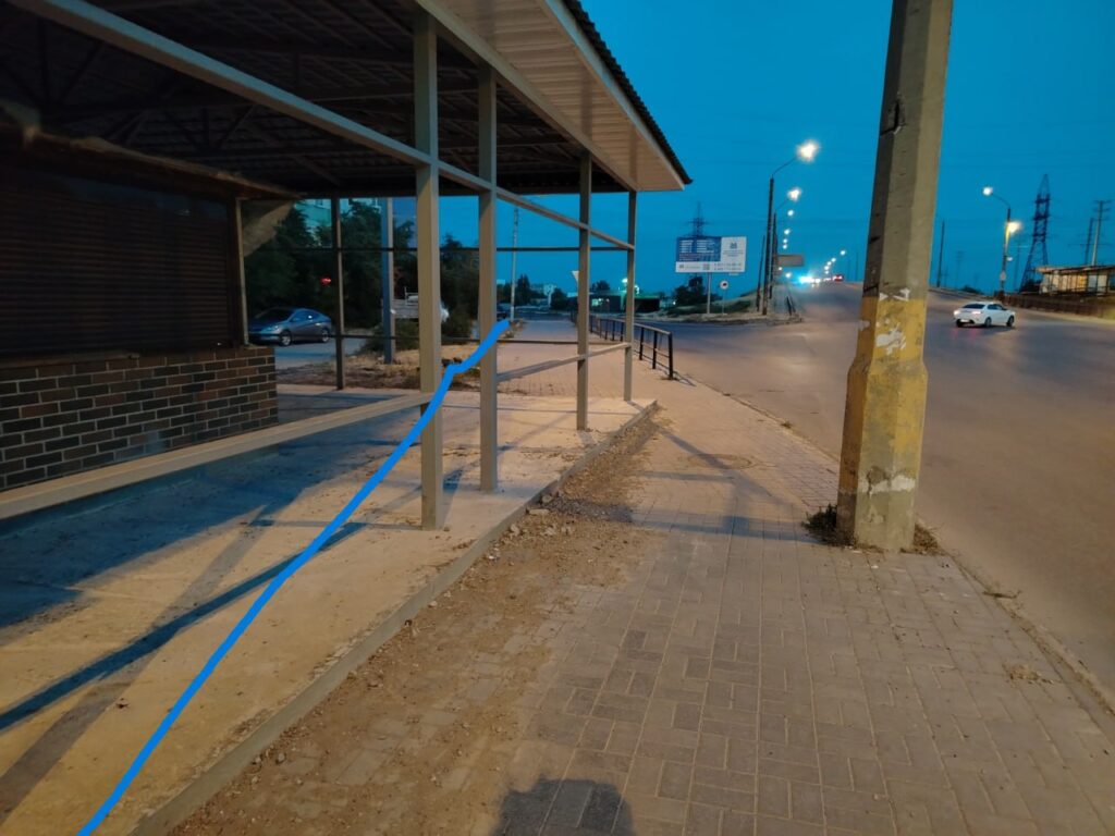 В Астрахани шашлычную построили прямо на тротуаре