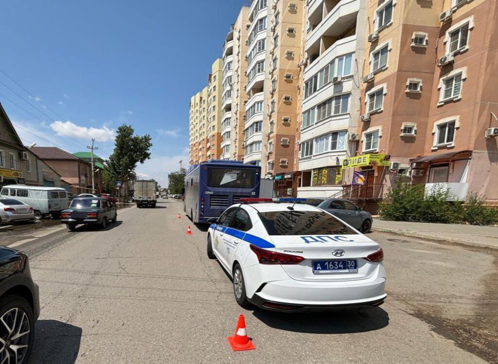 В Астрахани годовалый ребенок выпал из коляски в автобусе