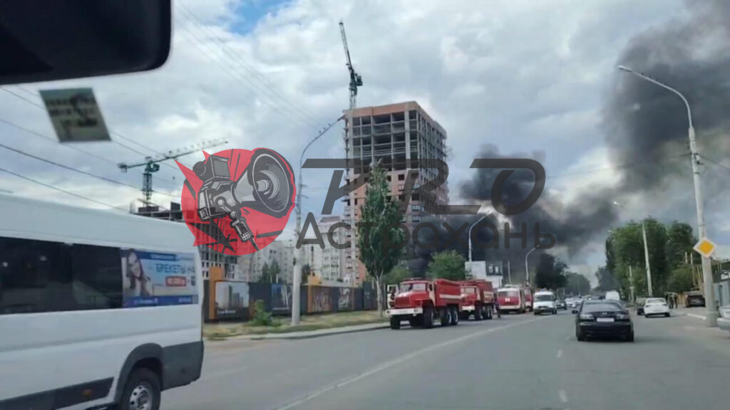 В Астрахани пожар на территории строящегося ЖК
