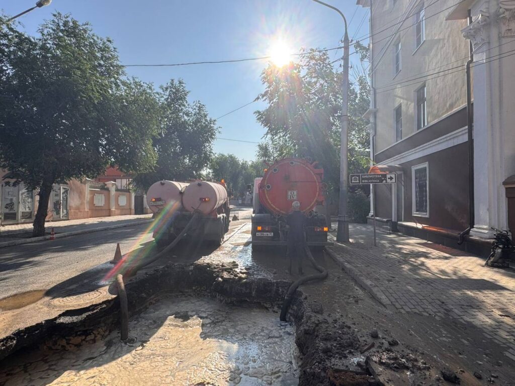 Десятки улиц Астрахани внезапно остались без воды