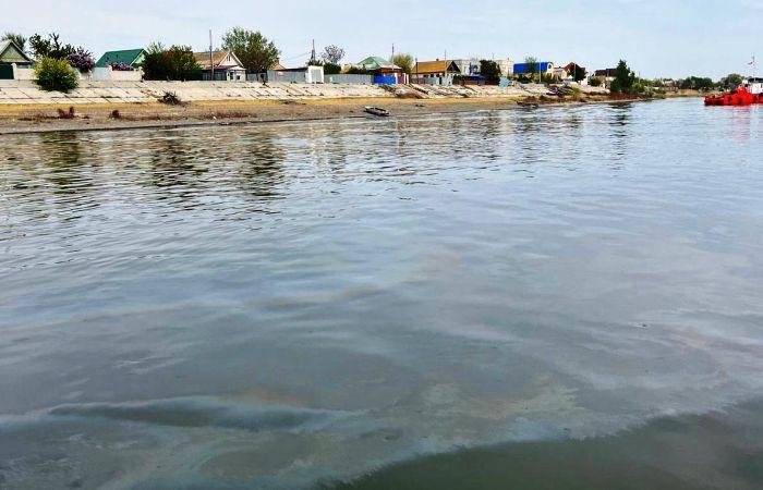 Большой разлив нефтепродуктов: в Астрахани загрязнили Волгу почти на два миллиона рублей