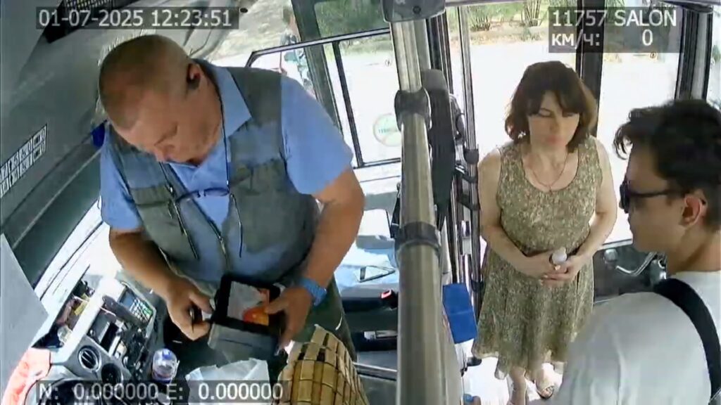 В Астрахани водитель автобуса спас пассажирку, у которой случился инсульт