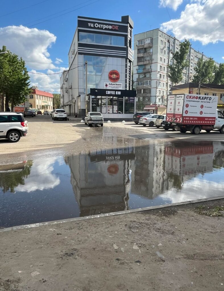 В Астрахани власти игнорируют очередную течь из канализационного люка — фото 1
