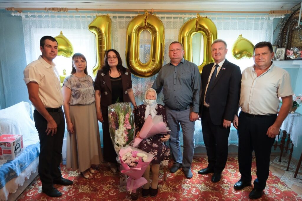 Астраханка отметила 100-летний юбилей, но не все поздравители проявили уважение