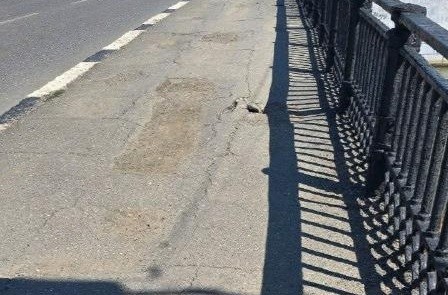 Жители Астрахани боятся ходить по мосту с дырами