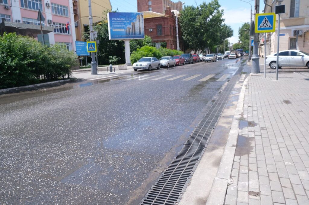 Астраханские коммунальщики откачали 230 кубов дождевой воды