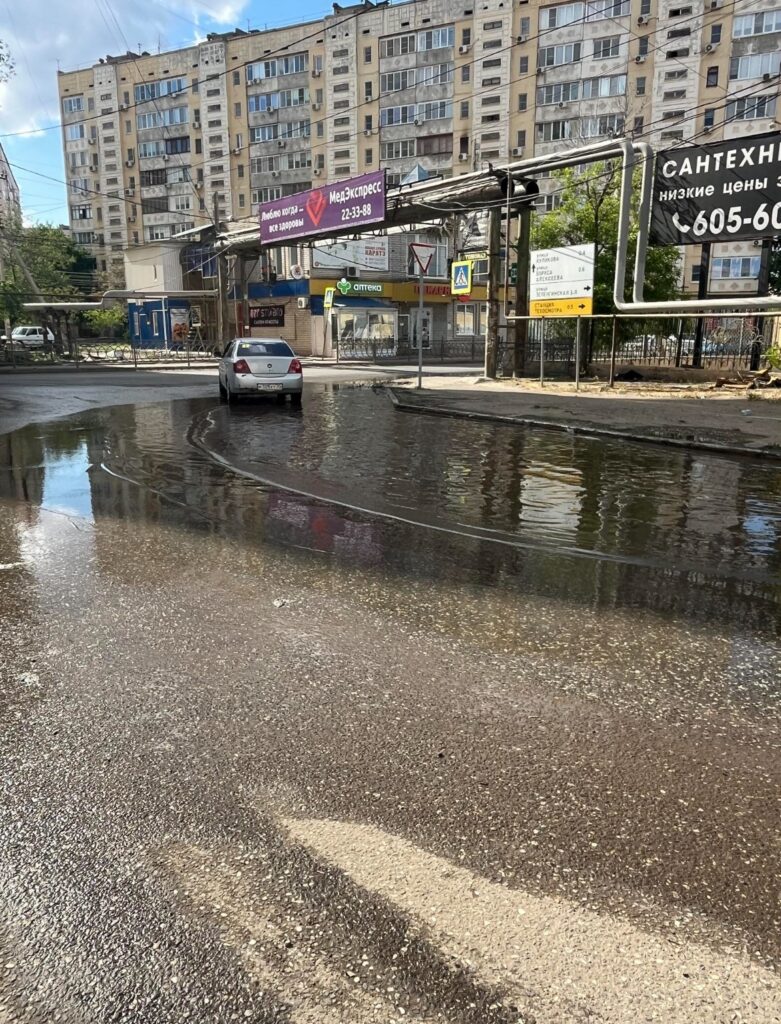 В Астрахани власти игнорируют очередную течь из канализационного люка — фото 2