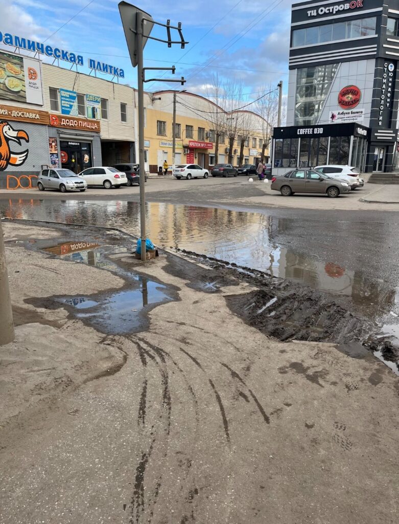 В Астрахани власти игнорируют очередную течь из канализационного люка — фото 3