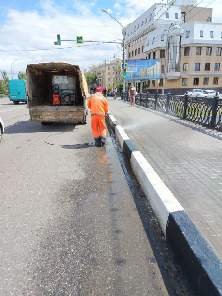 Астраханские коммунальщики откачали 230 кубов дождевой воды — фото 3