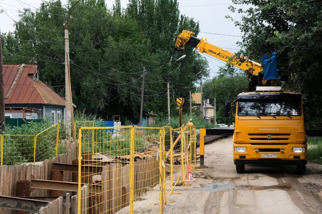 Глава Астраханской области проверил ход ремонта важного участка водопровода — фото 7