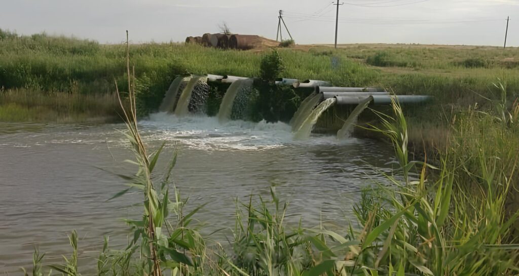 В ильмени под Астраханью вновь начали подкачивать воду