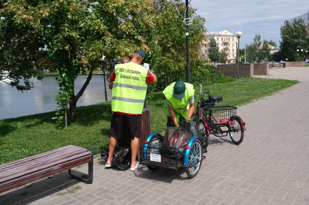 Не успевают убирать: астраханцы постепенно превращают Лебединое озеро в свалку