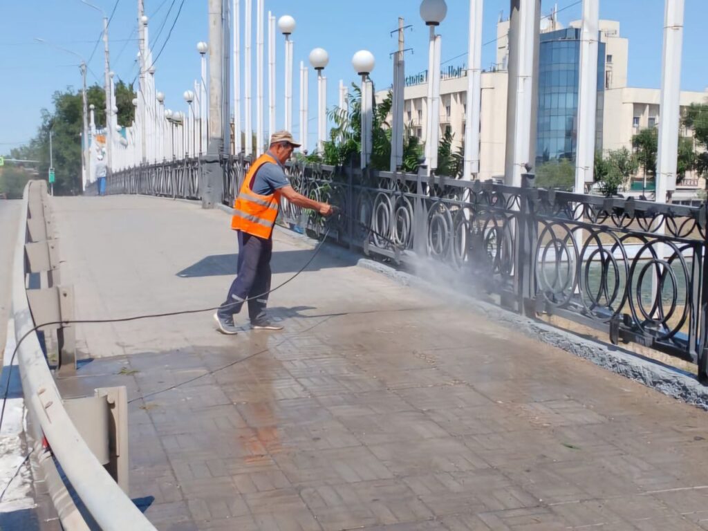 Моют и чистят: астраханские коммунальщики активно приводят в порядок мосты — фото 1