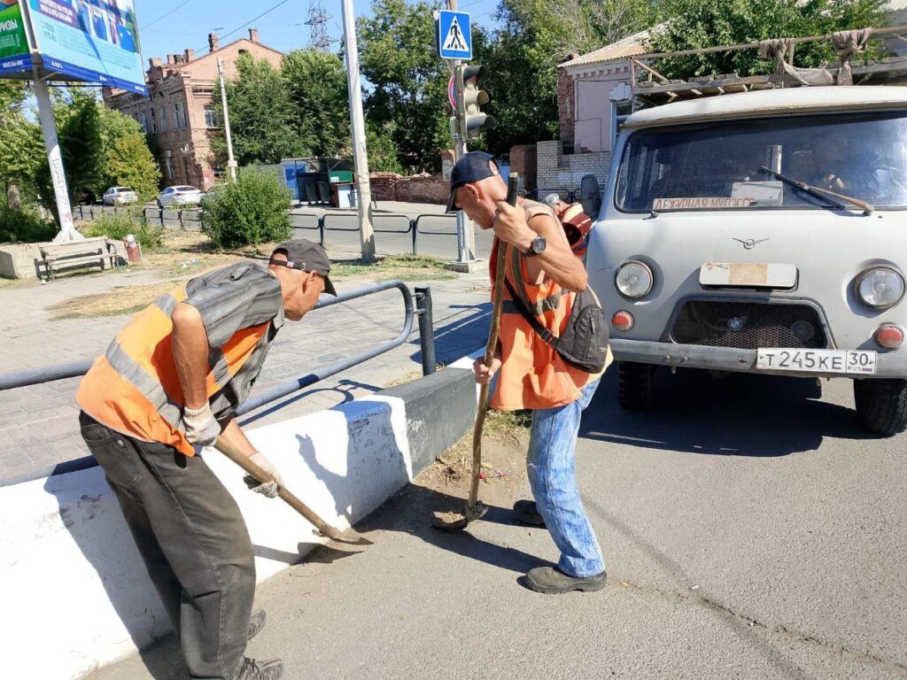 Моют и чистят: астраханские коммунальщики активно приводят в порядок мосты — фото 2