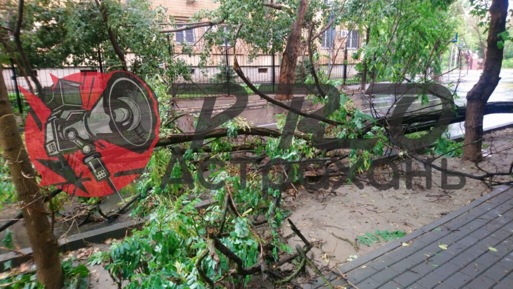 Астраханцы продолжают страдать от последствий непогоды