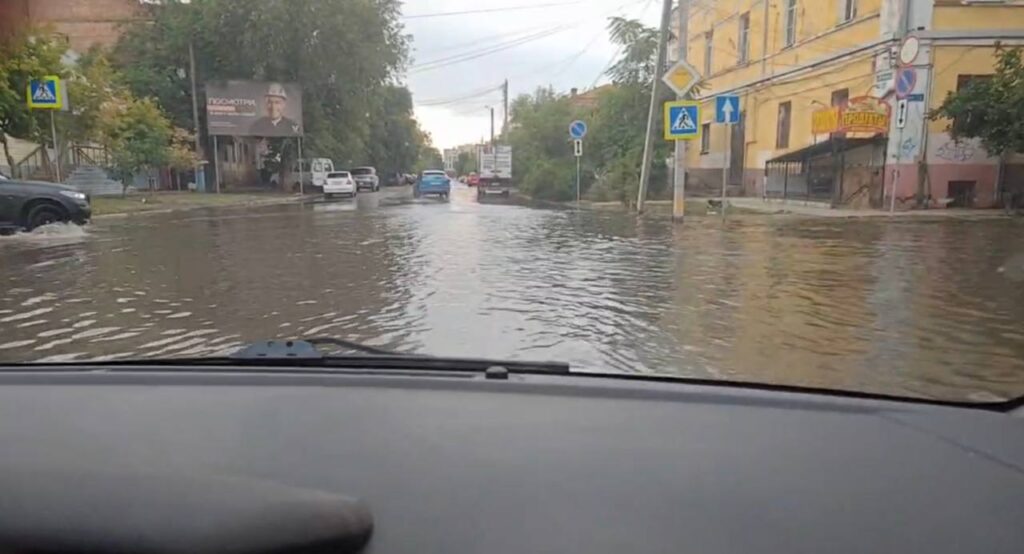 Новый асфальт — старые проблемы: астраханцы по-прежнему ждут нормальных ливневок