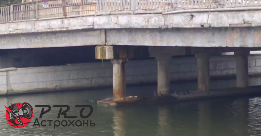 На астраханском мосту заметили странную течь
