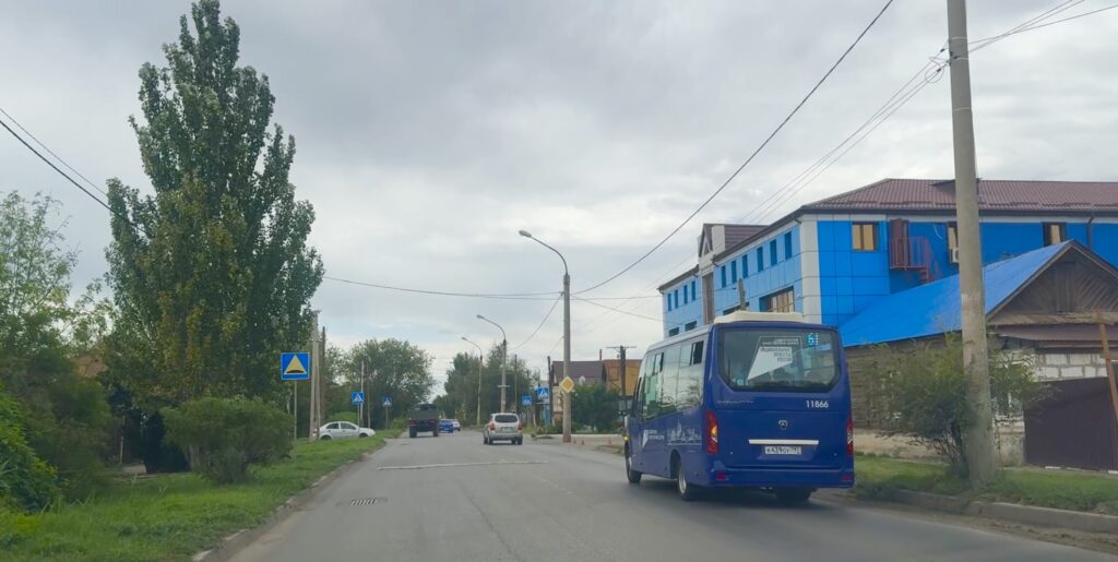 В Астрахани обнаружили бесполезный лежачий полицейский