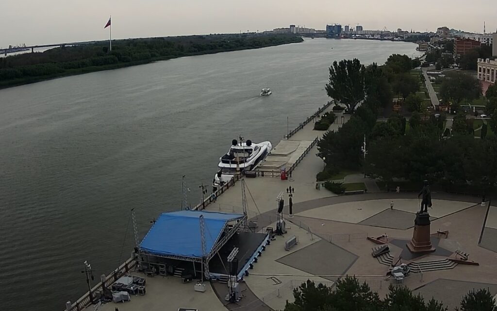В Астрахани на центральной набережной пришвартовалась шикарная яхта — фото 1