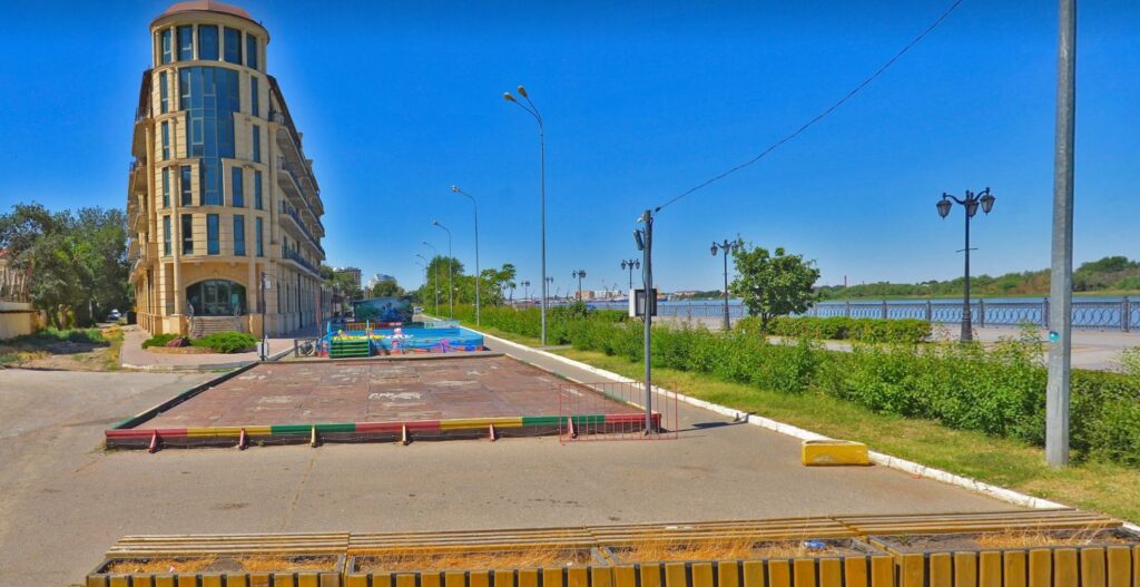 На астраханской набережной ликвидируют незаконно установленные аттракционы