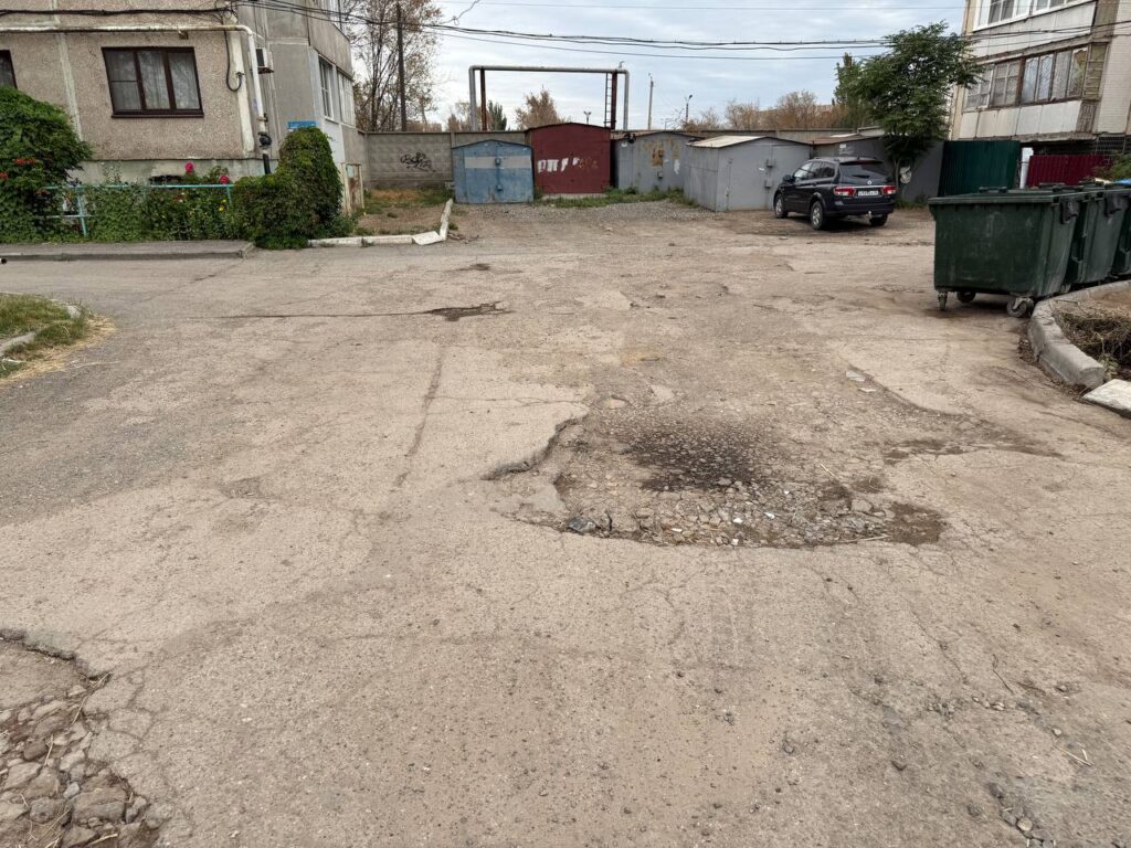 Жители Астрахани показали состояние своего двора прямо в сердце города — фото 10