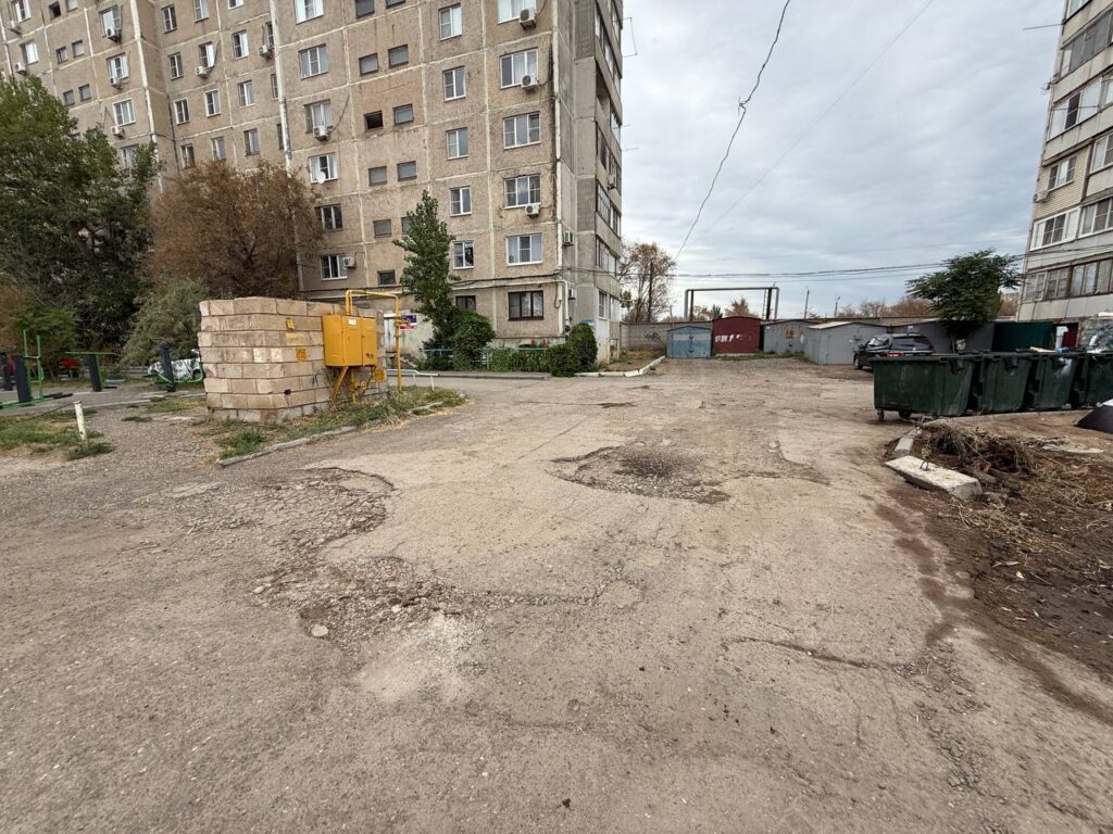 Жители Астрахани показали состояние своего двора прямо в сердце города — фото 11